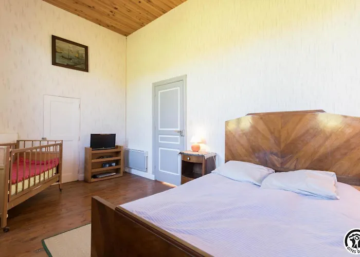 Ancienne Ecole * Montbrun-Bocage